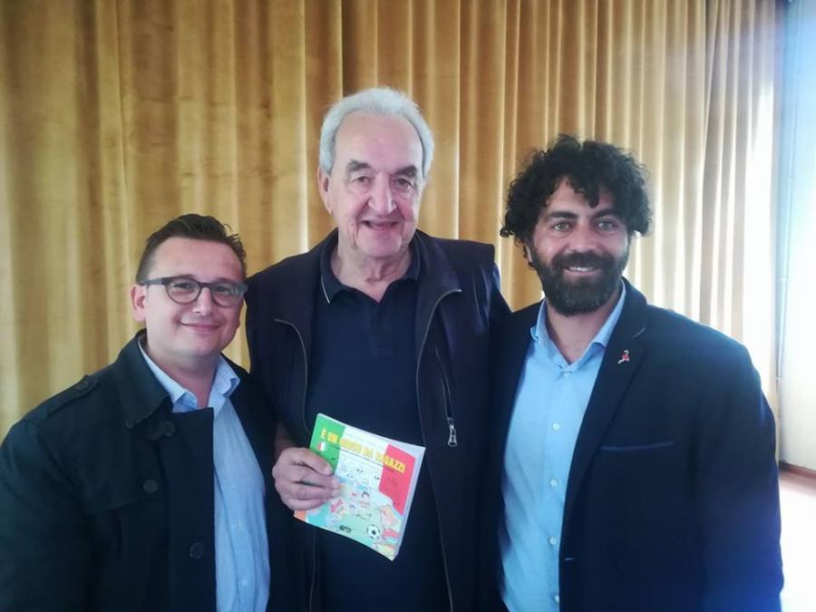 Il giornalista sportivo Bruno Pizzul con gli autori del libro