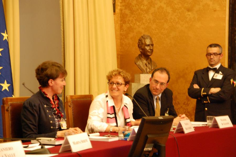La giornalista Cecilia Rinaldini, l'onorevole Marina Berlinghieri e il professor Massimo De Giuseppe